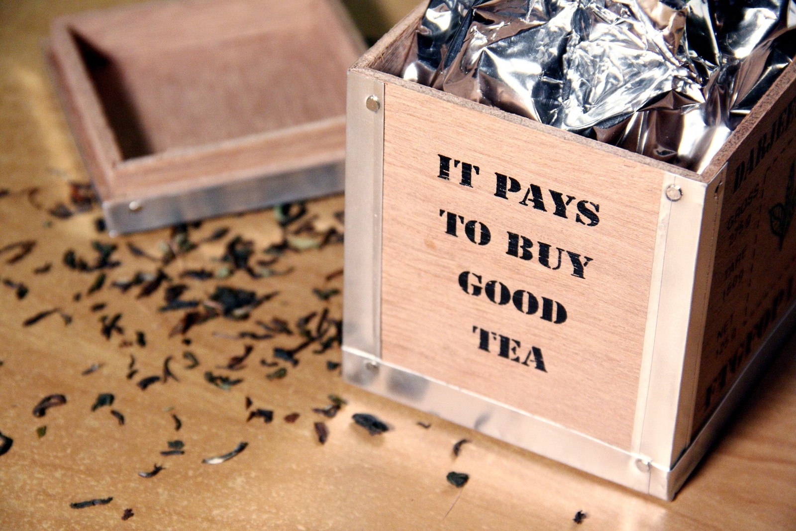 Image of loose leaf tea in a square wood box